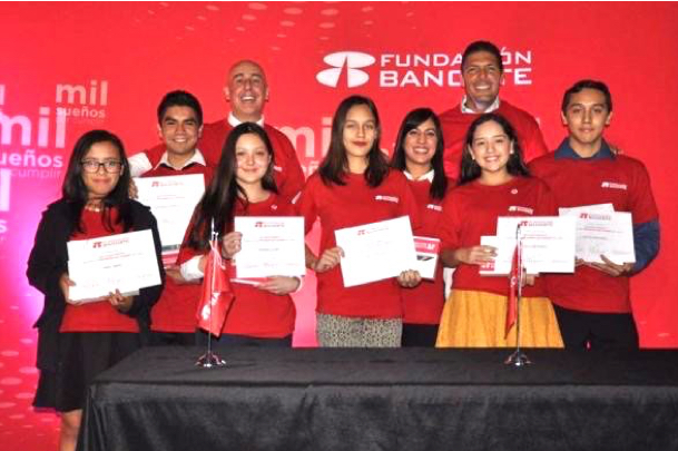 Carlos Hank González, otorga becas a jóvenes de excelencia